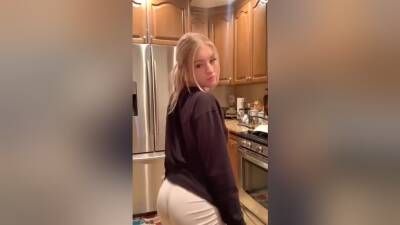 Hot Blonde Jiggling Her Ass In The Kitchen - hclips.com