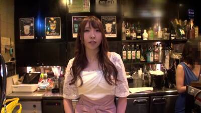 バーを経営するスケベなママさんが客のチンポをつまみ食い - upornia.com - Japan