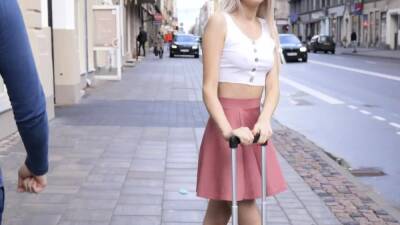 Casual teen fuck in a big city - nvdvid.com