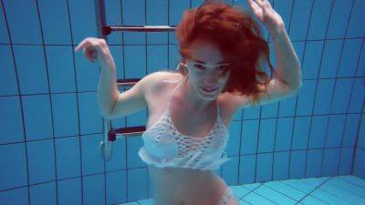 Underwater Hottest Babe Zelenkina Swims - upornia.com