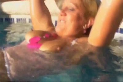 2 Huehner Im Pool Auf Mallorca - hclips.com