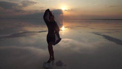 Erotic Dance On Salt Crust Of Salt Lake Elton - hotmovs.com