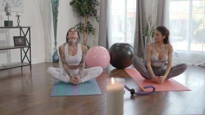 Heather Vahn - Sporty chicks turn their morning yoga practice in seductive cunnilingus oral - xbabe.com